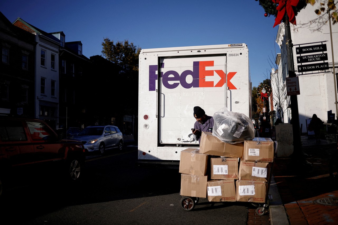 You are currently viewing A FedEx lawsuit seeks to recover—with interest—the duties the logistics company paid under President Trump’s tariffs