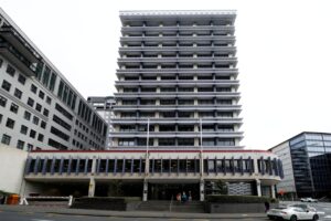 Read more about the article RBNZ Signals Rate Hikes Possible If Inflation Threats Linger