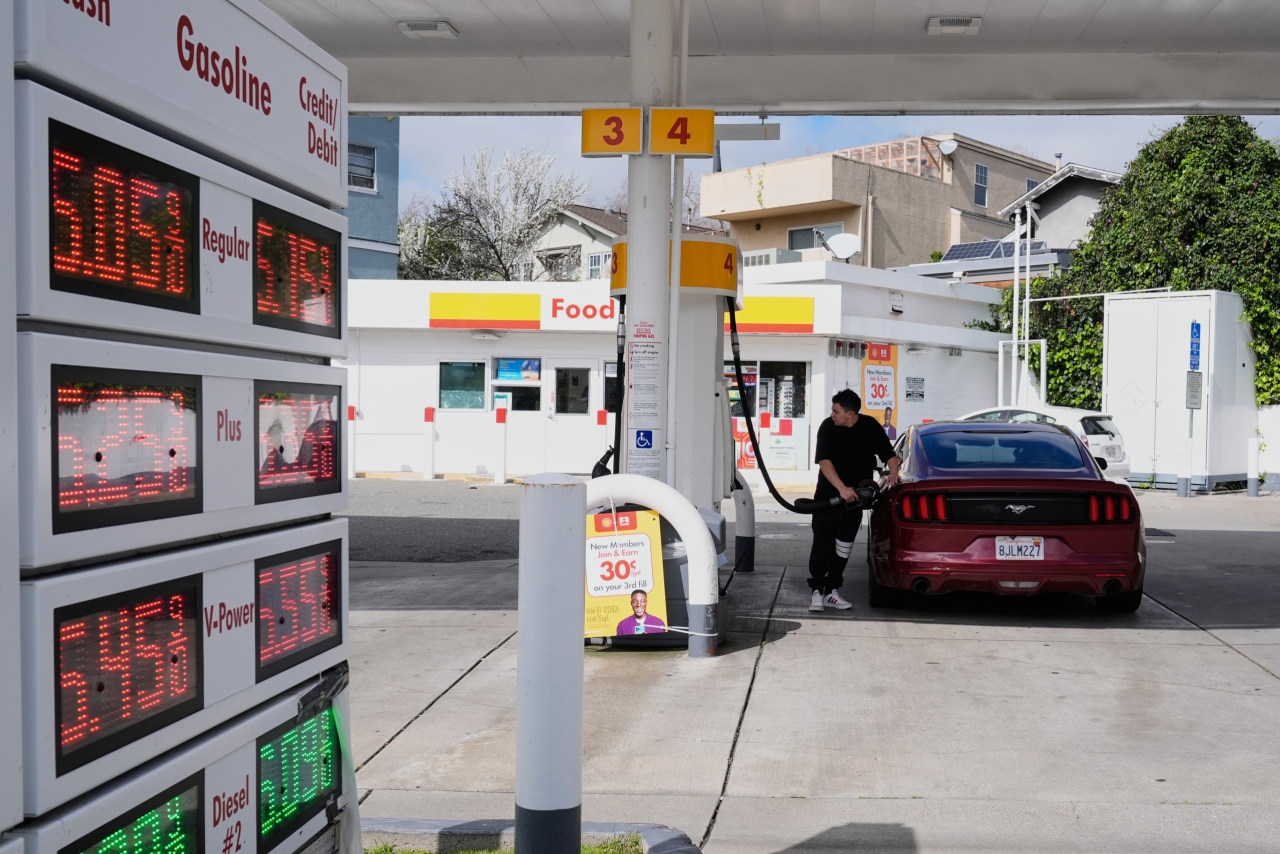 You are currently viewing A promise to steady the economy helped President Trump win voters in 2024. The attack on Iran could undermine that support, months before the midterms.