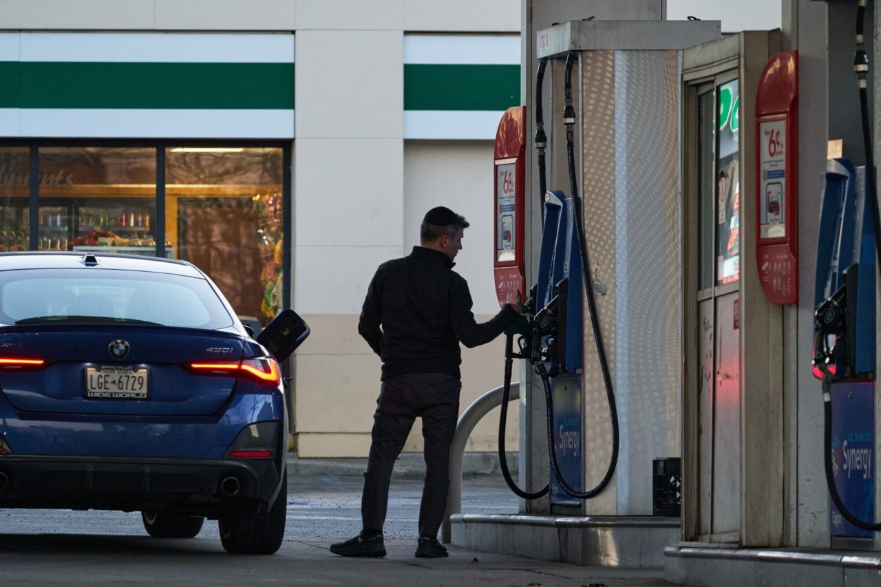 You are currently viewing A slew of data released Friday portrayed an economy showing cracks, from weaker household spending to cooler consumer sentiment and higher inflation. Oil prices could aggravate all three.