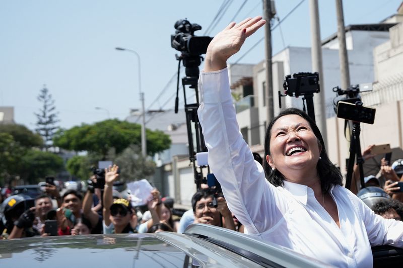 You are currently viewing Conservative Fujimori holds lead in Peru’s election as voting, count move into second day
