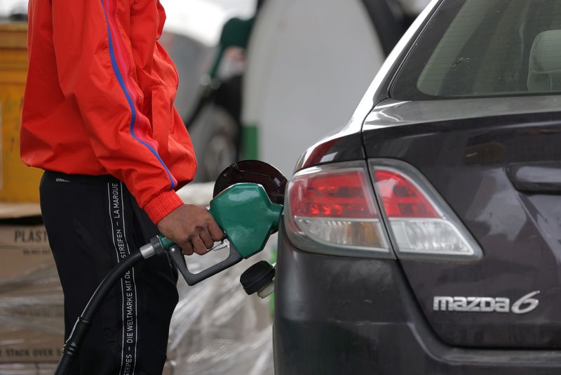 You are currently viewing US pump prices near 4 year high on Iran war disruption, refinery outages