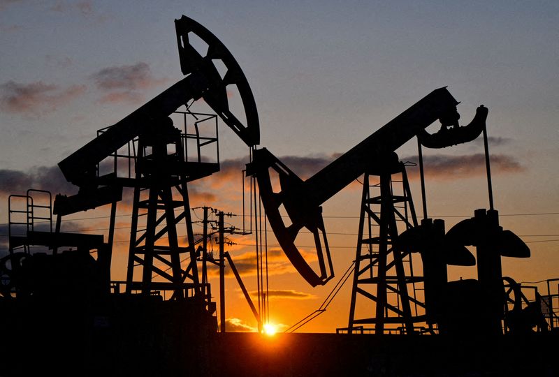 You are currently viewing Oil rises on reports US will extend Iran blockade, prolonging Mideast supply disruptions