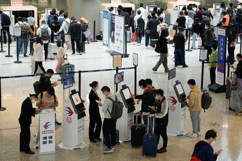 You are currently viewing Flight cancellations and high fuel prices help keep Chinese close to home for May holidays