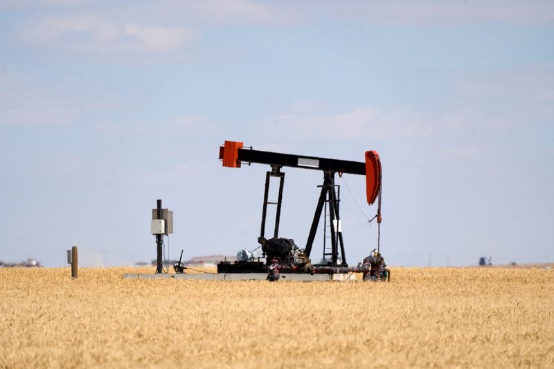 You are currently viewing Oil retreats after hitting four-year high on concern of US-Iran war escalation