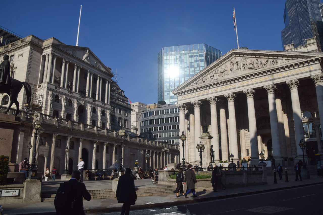 You are currently viewing The Bank of England left its key interest rate unchanged, and signaled that it may soon raise borrowing costs to contain a surge in inflation triggered by the conflict in the Middle East