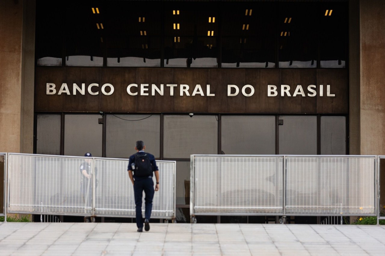 You are currently viewing Brazil’s Central Bank Cuts Rates, Leaves Next Move Unclear Citing War