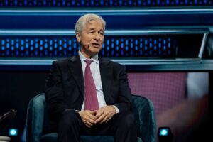 Read more about the article JPMorgan Chase CEO Jamie Dimon, in his annual letter to shareholders, warned that the Iran war could push up inflation and drag down financial markets even further if interest rates start to rise