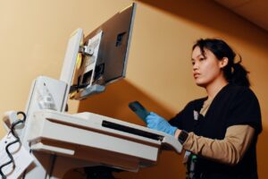 Read more about the article Ditching the white collar for nursing scrubs—plentiful jobs and potential six-figure incomes draw young people.