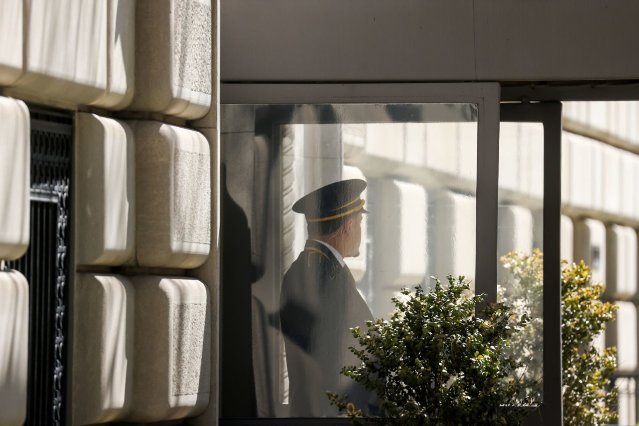 You are currently viewing New York City doormen and building owners reached a deal late Friday, avoiding a strike but showing how the affordability crunch is squeezing nearly everyone who lives or works there