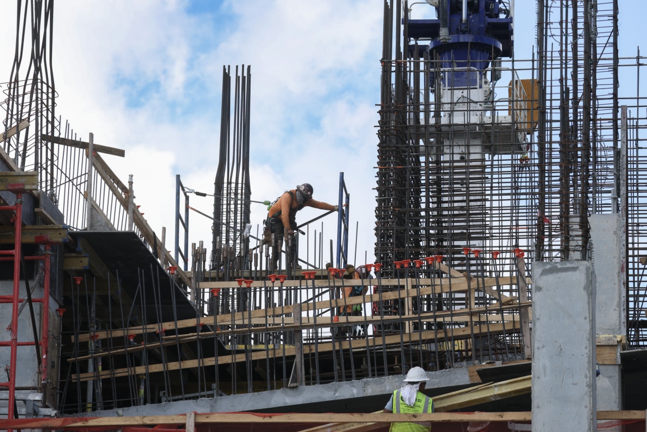 You are currently viewing The conflict in Iran is inflicting a new toll on U.S. commercial construction, raising costs and risking project delays