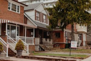 Read more about the article Outlook for Canada Existing-Home Sales Deteriorates on War-Fueled Jump in Rates