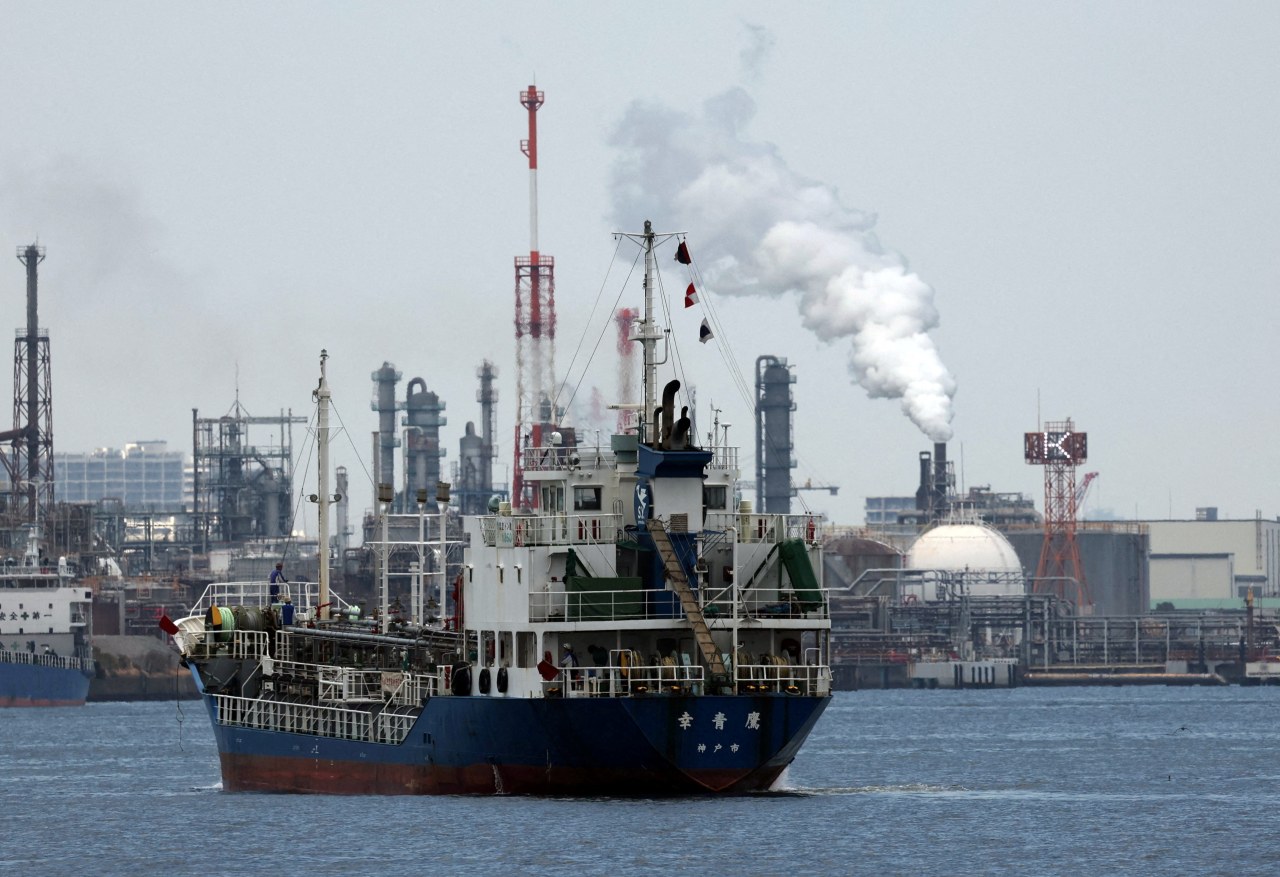 You are currently viewing Japan to Release Extra Oil Reserves Amid Middle East Uncertainty