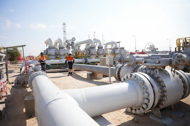 You are currently viewing Factbox-Barclays raises 2026 Brent price forecast to $100 per barrel