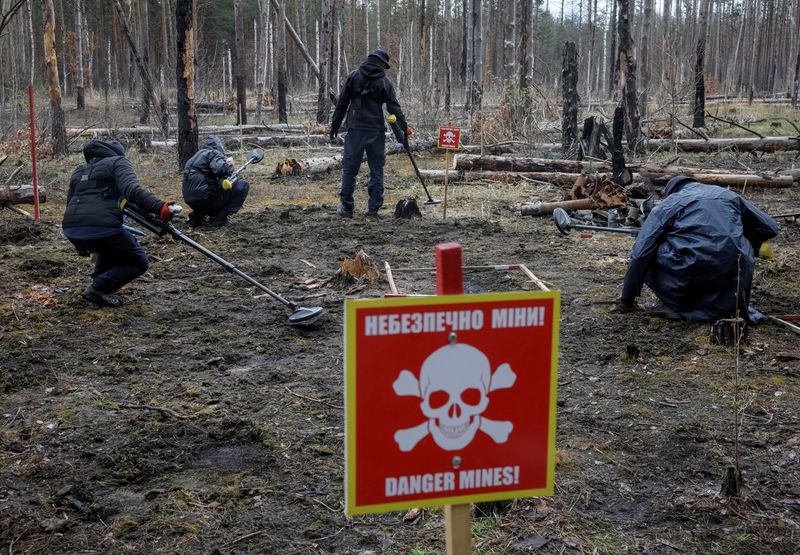 You are currently viewing Man, machine and AI combine in battle to clear Ukraine of mines and shells