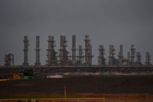 Read more about the article Analysis-While Asia and Europe scramble for natural gas, the US glut has nowhere to go