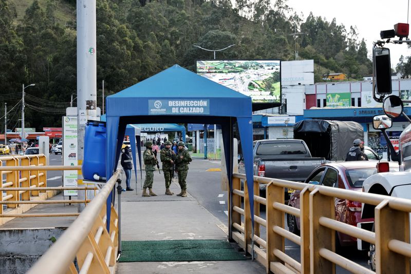 You are currently viewing Colombia-Ecuador trade collapsing as tariff war intensifies, business groups say