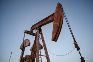Read more about the article Oil falls after Trump says US would help free ships stranded in Strait of Hormuz