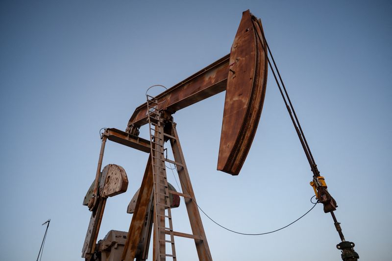 You are currently viewing Oil falls after Trump says US would help free ships stranded in Strait of Hormuz
