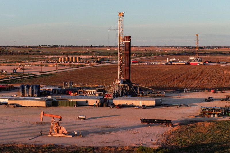 You are currently viewing Goldman says global oil stocks approaching eight-year low, depletion speed a concern