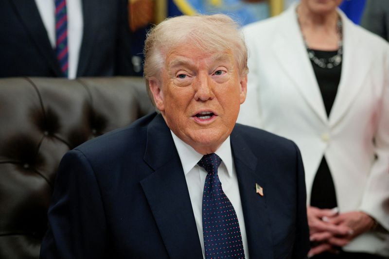 You are currently viewing Trump says Iran "should wave the white flag of surrender"