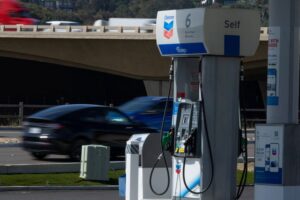 Read more about the article US gasoline prices top $4.50 a gallon as summer driving season nears