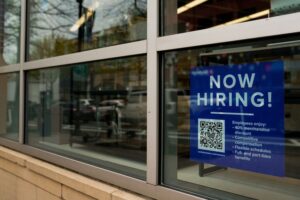 Read more about the article US jobless claims increase less than expected amid low layoffs