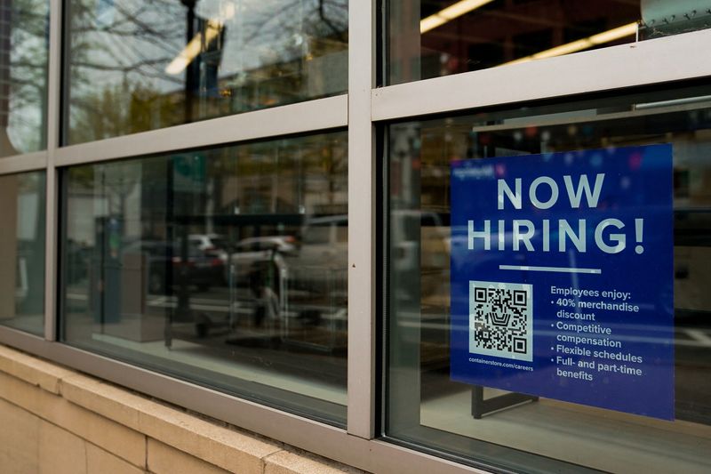 You are currently viewing US jobless claims increase less than expected amid low layoffs