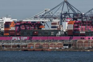 Read more about the article US container imports fell 5.5% in April on trade and geopolitical risks, Descartes says