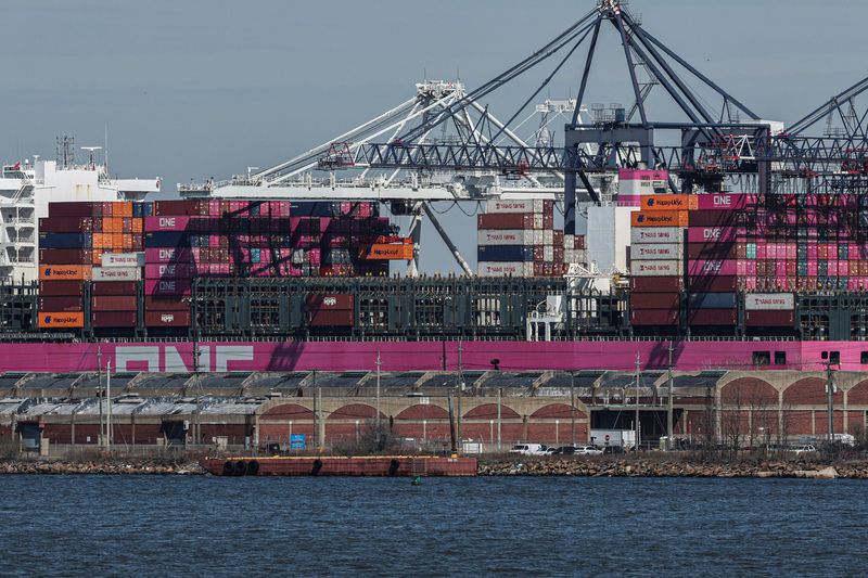 You are currently viewing US container imports fell 5.5% in April on trade and geopolitical risks, Descartes says
