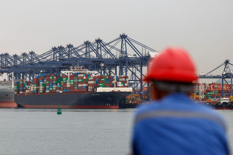 You are currently viewing China April exports rebound strongly after sluggish March, trade surplus widens