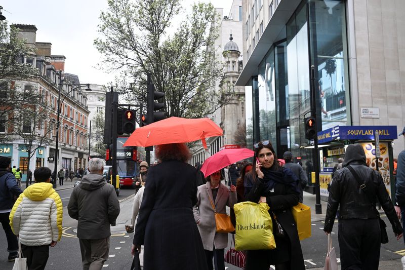 You are currently viewing UK consumers cut spending for first time since late 2024, Barclays card data shows