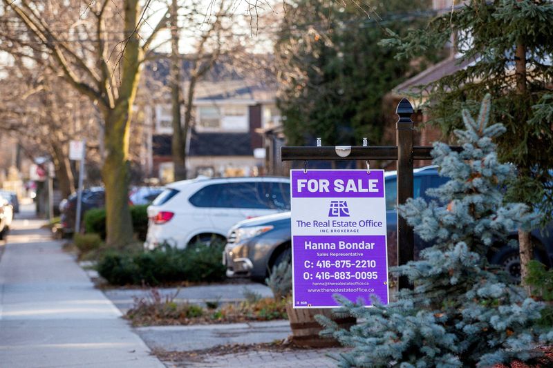 You are currently viewing Canadian home sales rise in April, prices edge lower