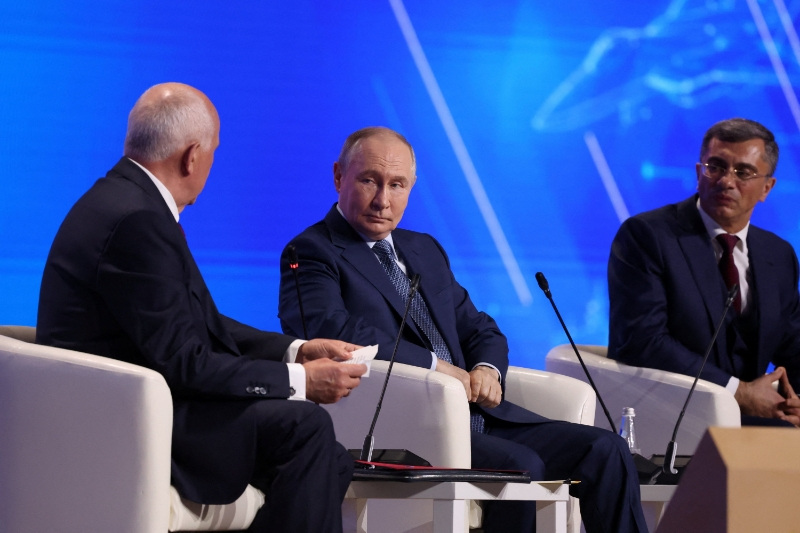You are currently viewing Putin says measures taken to boost Russian economy are working