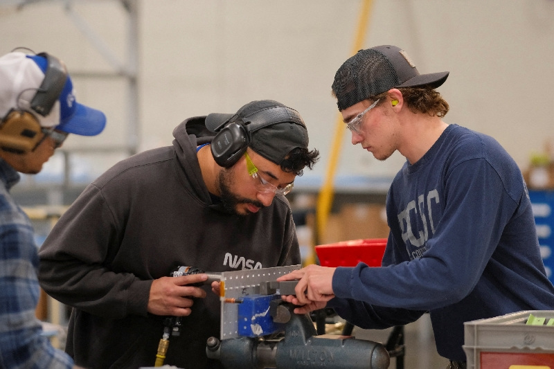 You are currently viewing US manufacturing output accelerates on auto production in April