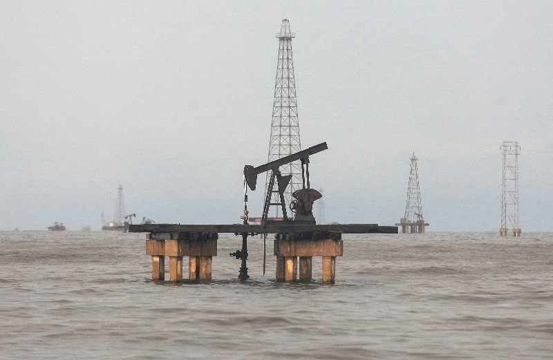 You are currently viewing Venezuela’s draft oil law lets ministry set tax rates for each project