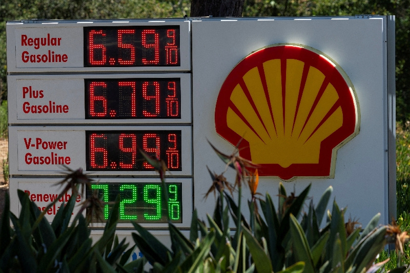 You are currently viewing High gas prices spur Americans to improvise, from bus rides to toy cars