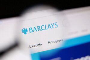 Read more about the article Barclays keeps $100 Brent oil forecast for 2026 but risks skew higher