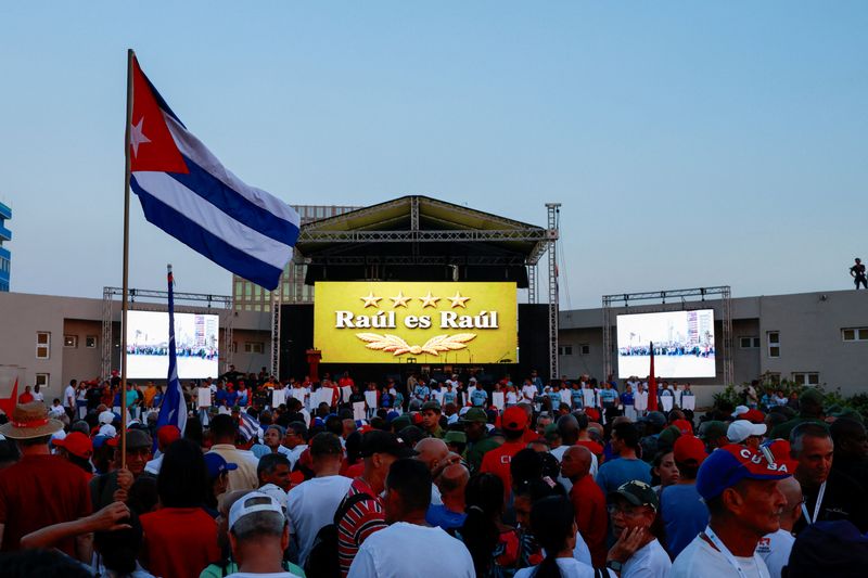 You are currently viewing Cubans gather before U.S. embassy in Havana to protest Raul Castro indictment