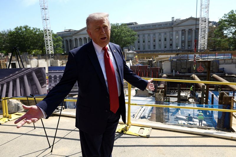 You are currently viewing Trump talks up his ballroom plan dozens of times but plays down Americans’ economic pain