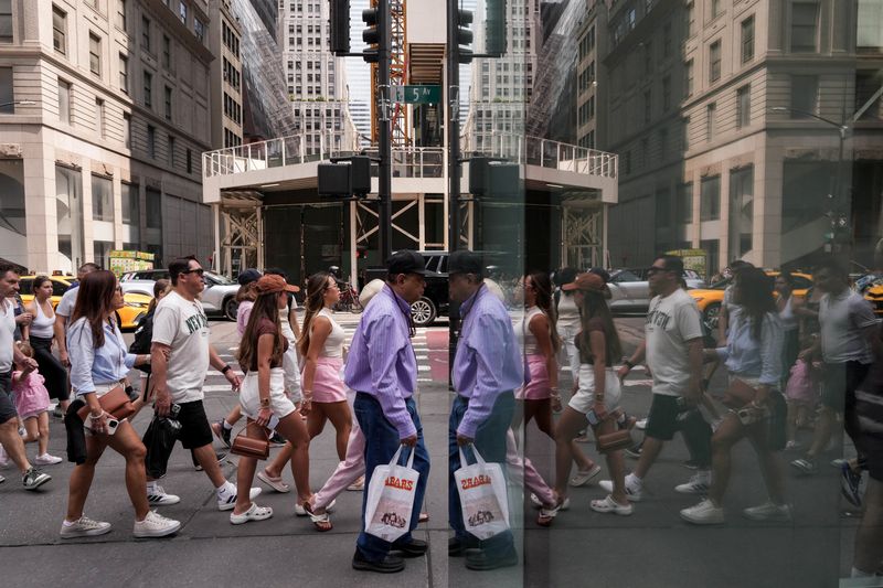 You are currently viewing US consumer confidence ebbs in May as inflation worries mount
