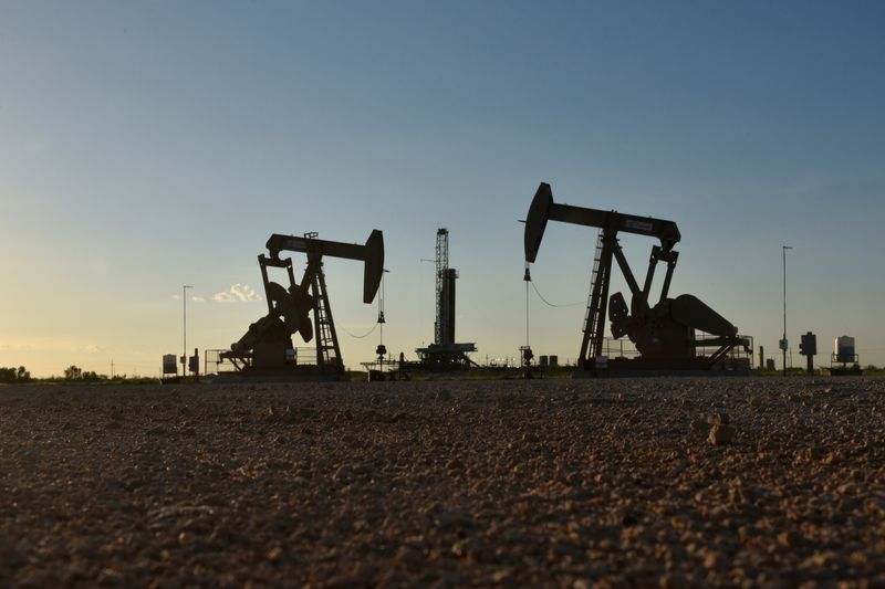 You are currently viewing Oil pulls back as traders look for progress on US-Iran talks