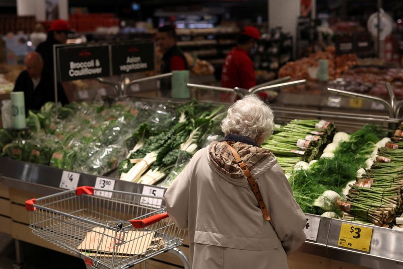 You are currently viewing Australia household spending falls 1.1% in April, after March jump