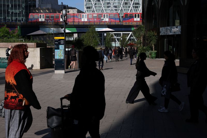 You are currently viewing UK business sentiment edges up in May, Lloyds says