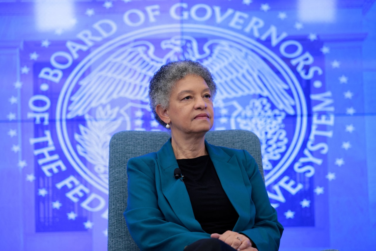 You are currently viewing Fed’s Collins Says She Could Envision the Need for Rate Hikes