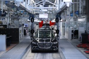 Read more about the article Trump Threatens to Raise Tariffs on EU Cars and Trucks