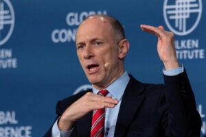 Read more about the article Fed’s Goolsbee Warns U.S. Economy Heading in ‘Stagflationary’ Direction