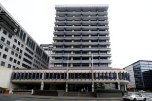 Read more about the article New Zealand’s Central Bank Narrowly Votes to Hold Rates, Signals Hikes Are Coming