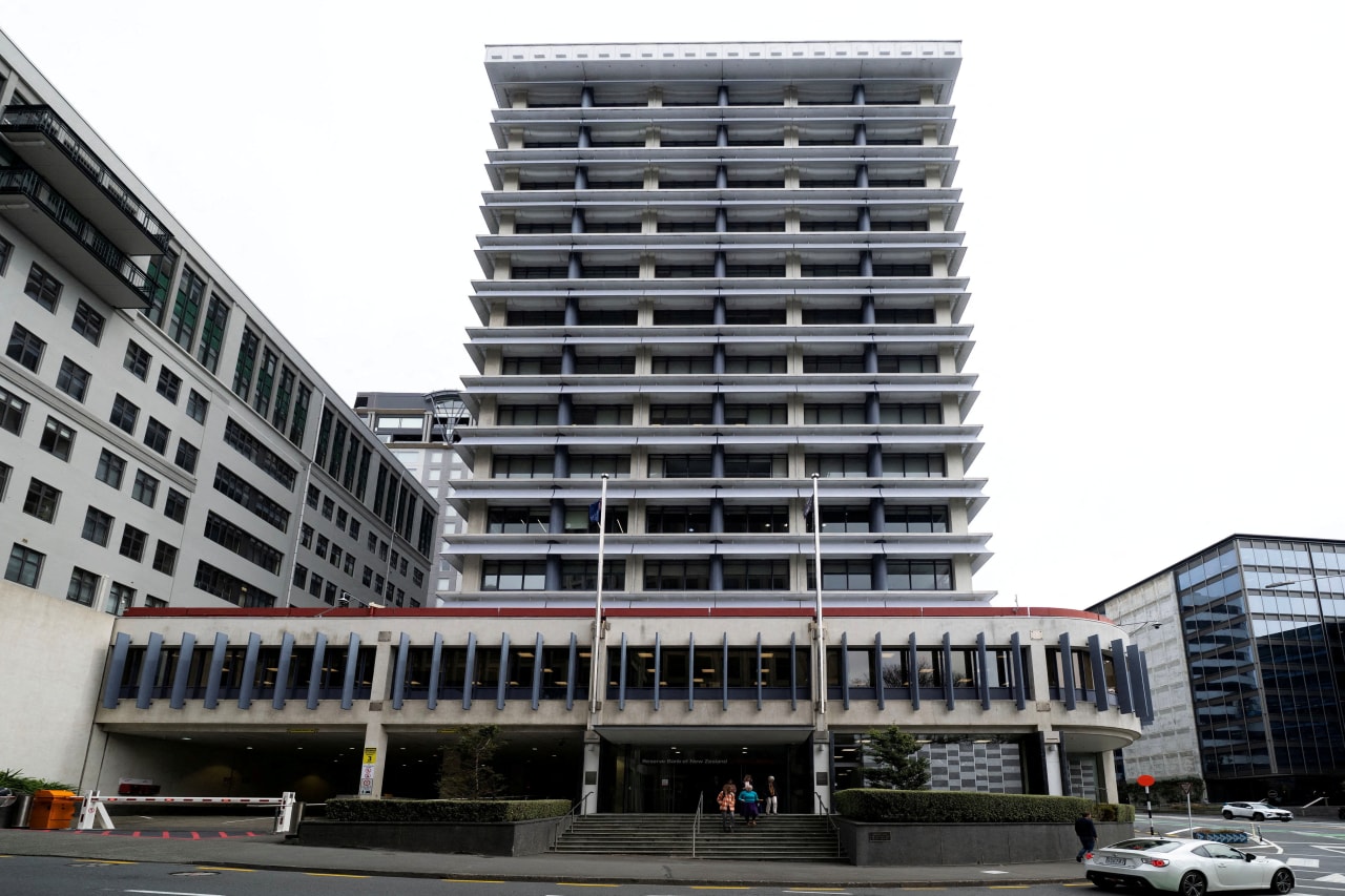 You are currently viewing New Zealand’s Central Bank Narrowly Votes to Hold Rates, Signals Hikes Are Coming