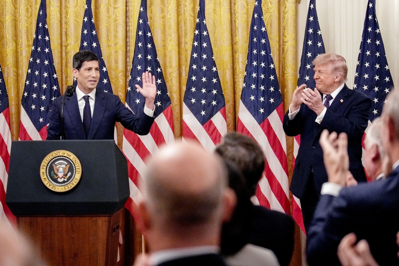 You are currently viewing President Trump told his new Fed chair, Kevin Warsh, to ignore the political pressure during his swearing-in ceremony—and then the president laid out what he’d like to see